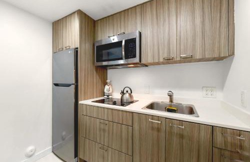 West Avenue House | Central Miami Beach Condo w BBQ Facilities