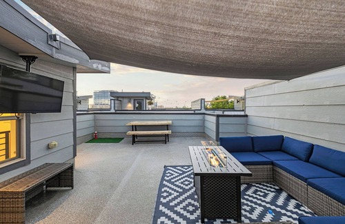 University Hills House | Central Modern Denver Townhome w Private Rooftop Near DU