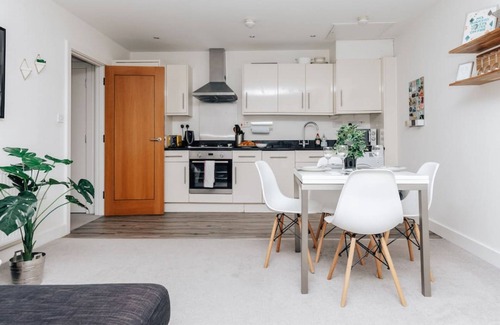 Henley Apartment | Central Modern Flat Sleeps 6 - Dedicated Parking - From 125 Per Night