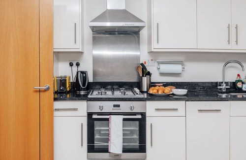 Henley Apartment | Central Modern Flat Sleeps 6 - Dedicated Parking - From 125 Per Night