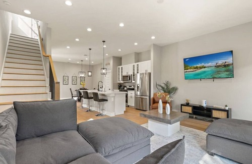 Southeast Houston House | Central Modern Stay: Free Coffee & Pet Friendly