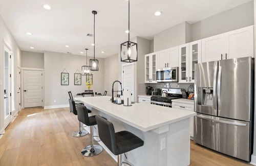 Southeast Houston House | Central Modern Stay: Free Coffee & Pet Friendly