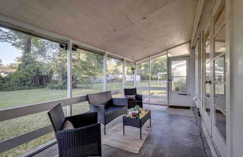 Monroe House | Central Monroe, Pet Friendly, Fiber Internet, Carport!