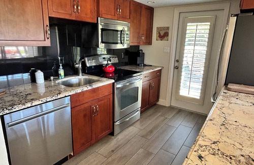 Central Naples Condo | Central Naples Condo (1 E) Close to beach.