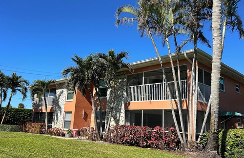 Central Naples Condo | Central Naples Condo (1 E) Close to beach.