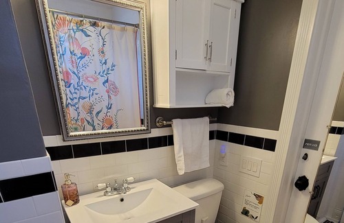 Downtown Omaha House | Central Omaha Private Room near UNMC, Blackstone, Midtown