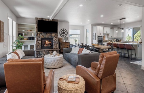 Redmond House | Central OR Resort Lodge + Hot tub - 3 floors