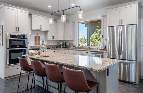 Redmond House | Central OR Resort Lodge + Hot tub - 3 floors
