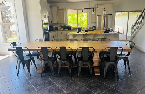 Redmond House | Central OR Resort Lodge + Hot tub - 3 floors