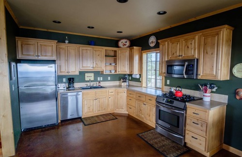 Prineville Cabin | Central Oregon Getaway! Incredible Lake and Mountain views! Dark Sky Area!