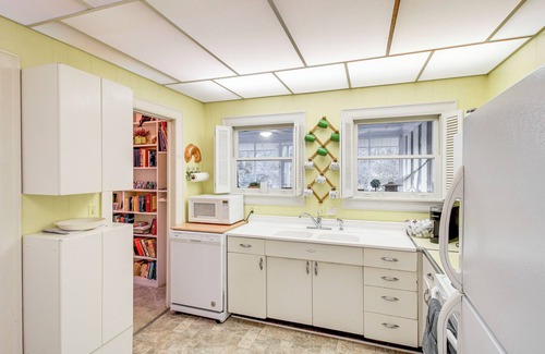 Saint Andrews House | Central & Ornate Sewanee Home w/Screened-In Porch