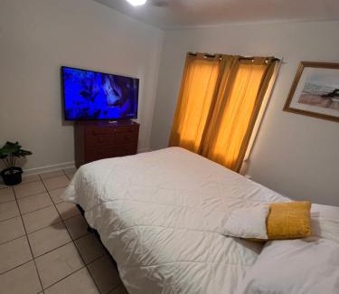 Downtown Phoenix House | Central Phoenix Value Stay Yellow Room