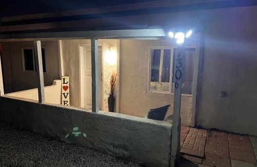 Downtown Phoenix House | Central Phoenix Value Stay Yellow Room