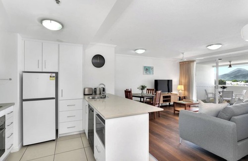 Cairns Central Business District Apartment | Central Plaza Adjacent Apartments w Rooftop Pool