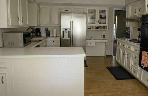 Leon Valley House | Central SA Stay at its Finest, Room for 12