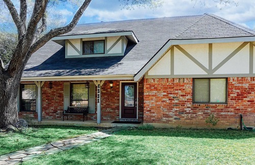 Leon Valley House | Central SA Stay at its Finest, Room for 12