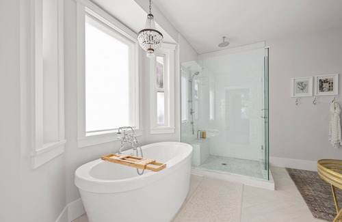 Central Saanich House | Central Saanich, Modern Spacious Home! Hot Tub. Private.