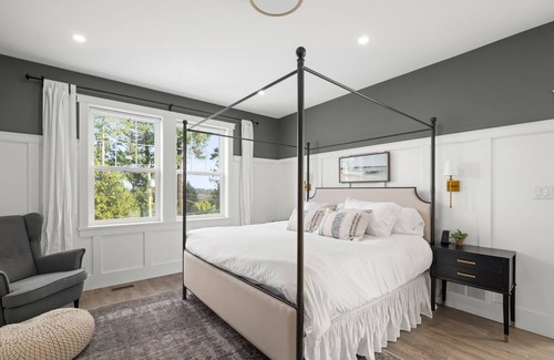 Central Saanich House | Central Saanich, Modern Spacious Home! Hot Tub. Private.