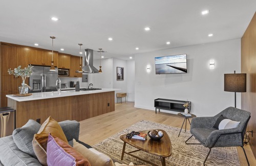 Wilshire Montana Apartment | Central Santa Monica Modern Oasis Apartment w/high end finishes