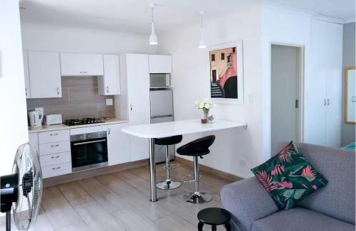 Alberton House | Central, Secure & Stylish Stay in Randhart