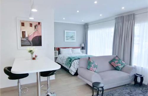 Alberton House | Central, Secure & Stylish Stay in Randhart