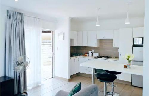 Alberton House | Central, Secure & Stylish Stay in Randhart