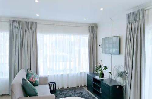 Alberton House | Central, Secure & Stylish Stay in Randhart
