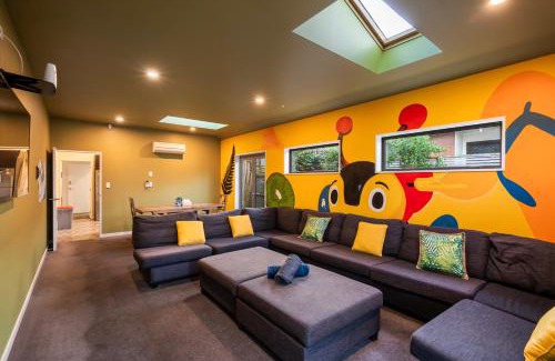 Linwood Villa | Central Stay with Free Parking-Kids Games Room PS5 Arcade-Cinema-6 Private Bathrooms