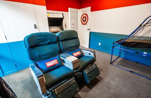 Linwood Villa | Central Stay with Free Parking-Kids Games Room PS5 Arcade-Cinema-6 Private Bathrooms