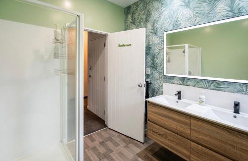 Linwood Villa | Central Stay with Free Parking-Kids Games Room PS5 Arcade-Cinema-6 Private Bathrooms