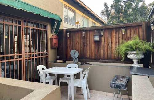 Greater Johannesburg Metropolitan Area Apartment | Central suburban suite in the heart of Joburg