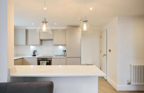 Tadworth Apartment | Central Tadworth Flat - Split- level 2BDR