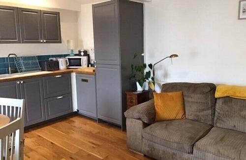 Teignmouth Apartment | Central Teignmouth - sleeps 4 - Pets Allowed