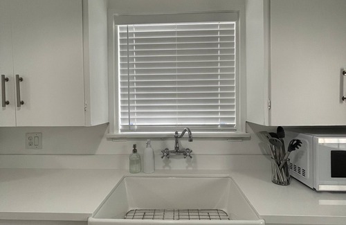 NoHo Arts District House | Central to NoHo, Burbank, Studio City, Pet-Friendly, 2 Parking Spaces King Bed