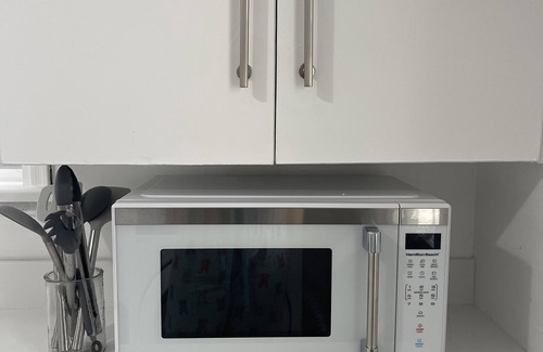 NoHo Arts District House | Central to NoHo, Burbank, Studio City, Pet-Friendly, 2 Parking Spaces King Bed