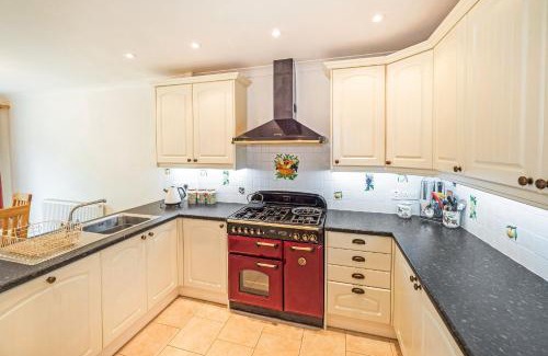 Frampton on Severn House | Central to town, 4 bedrooms, sleeps 7, parking for 4 plus cars