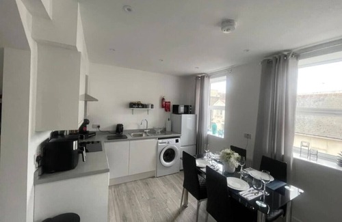 Watford Apartment | Central Watford 2BR Apartment | Space, Comfort & Great Location | Sleeps 4