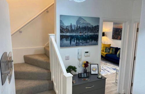 Watford Apartment | Central Watford 2BR Apartment | Space, Comfort & Great Location | Sleeps 4