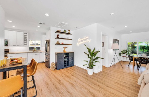 Victoria Park House | Centrally Located | Heated pool | Lush Tropical Surrounding | Oasis Key | RESlDENCES