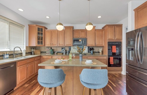 Castle Rock House | Centrally Located 5BD - Games, BBQ & Firepit Patio