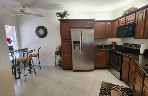Central Naples Condo | Centrally located Beautiful First Floor 2/2 Condo w/Garage minutes from Beach!
