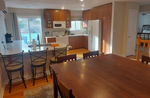 Castlewood House | Centrally located-Dog Friendly-Fenced Yard