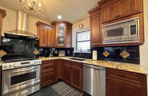 South Tulsa House | Centrally Located, La Bella , is a well appointed home in a quiet neighborhood