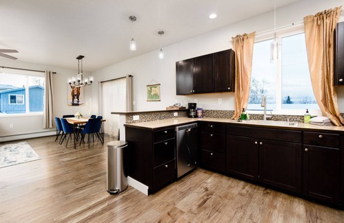 Eagle River Apartment | Centrally located, mountain-view retreat with private balcony, & washer/dryer