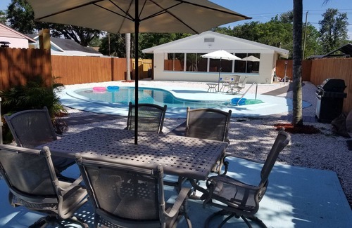 South Sarasota House | Centrally located Oasis