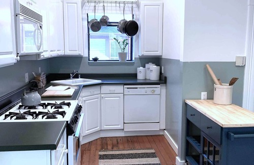 North Berkeley House | Centrally located peaceful modern farmhouse (3bd/2ba)