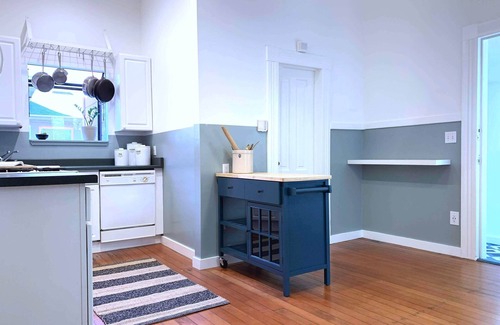 North Berkeley House | Centrally located peaceful modern farmhouse (3bd/2ba)