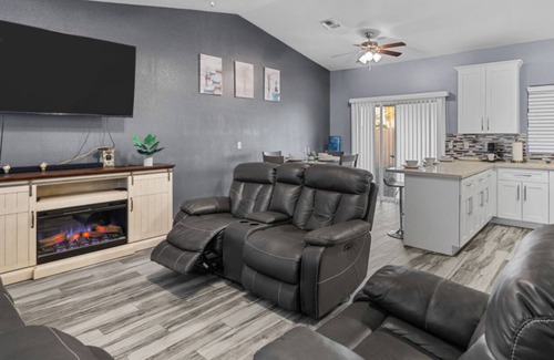 South Mountain House | centrally located.Private yard, bar and fire place n 8 mins-hiken7 mins-airport