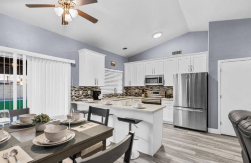 South Mountain House | centrally located.Private yard, bar and fire place n 8 mins-hiken7 mins-airport