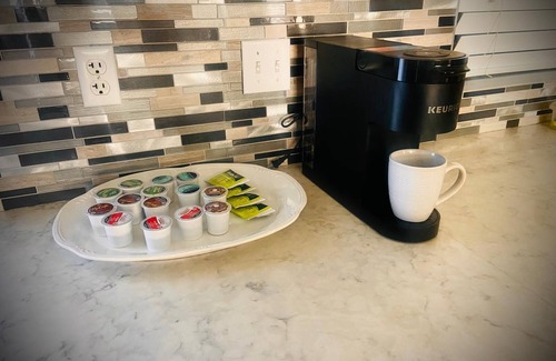 South Mountain House | centrally located.Private yard, bar and fire place n 8 mins-hiken7 mins-airport